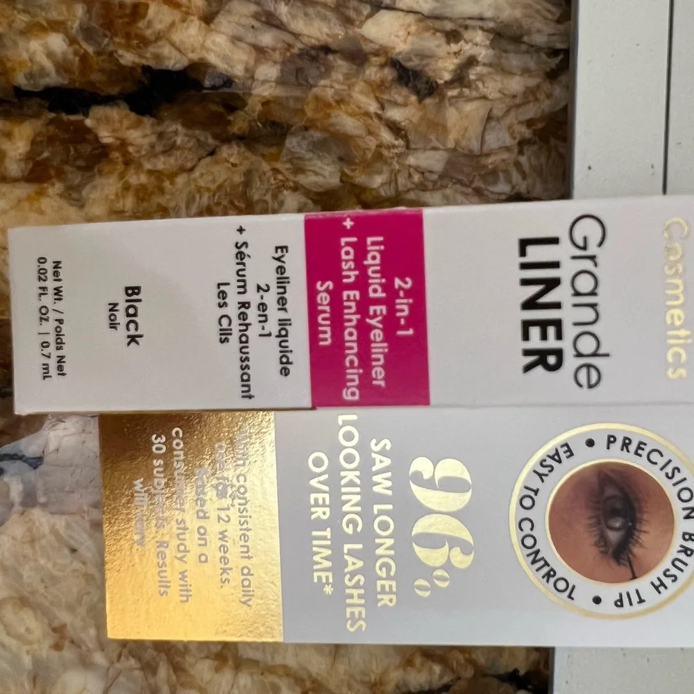 GrandeLINER Liquid Eyeliner with Lash Enhancing Serum. 0.7 ml